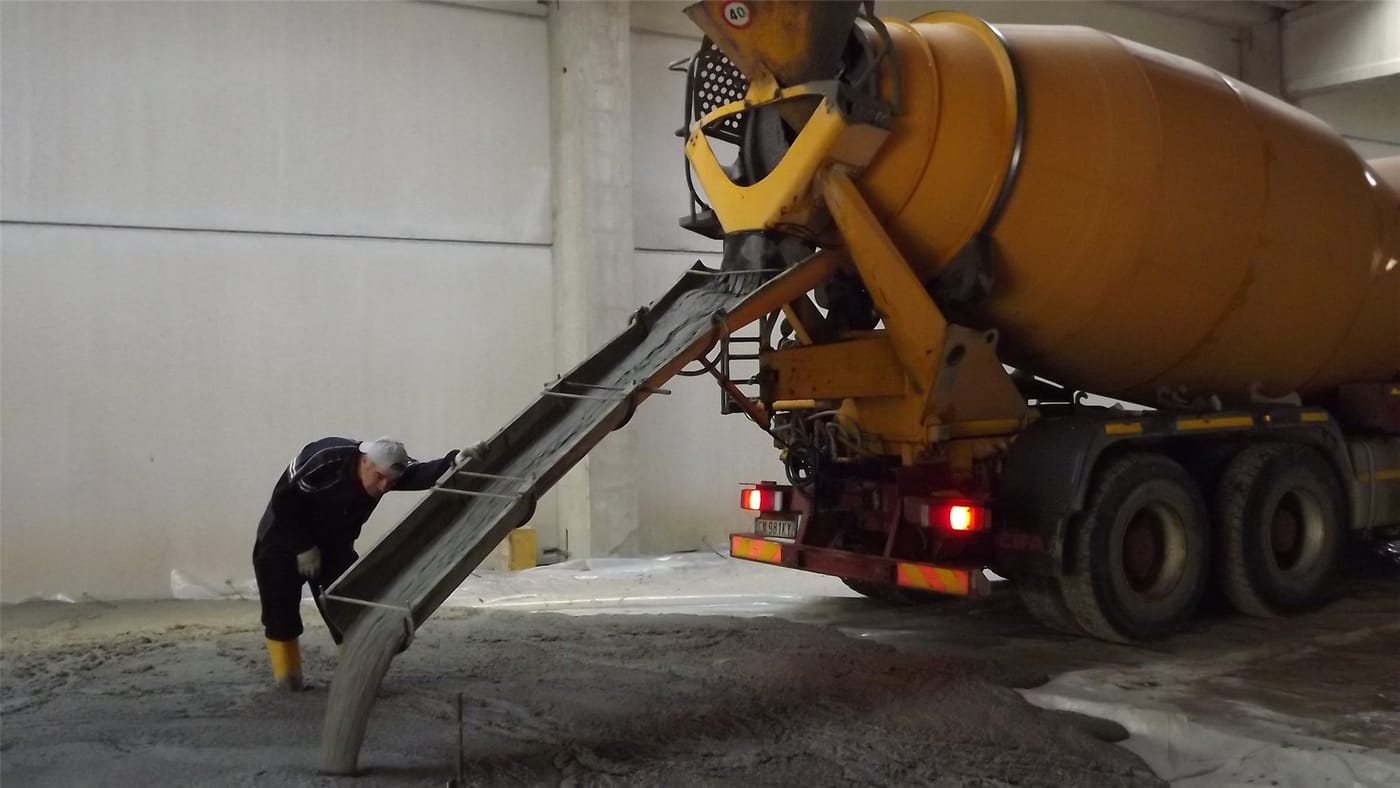 Getto da autobetoniera di un sottofondo alleggerito in un capannone industriale