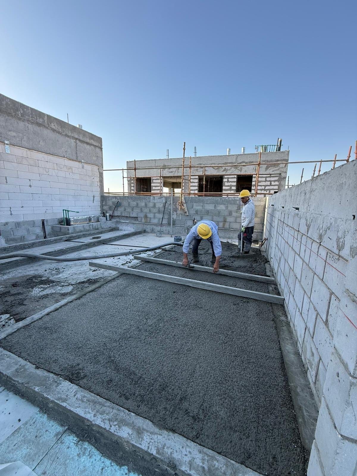 Stesura e staggiatura dell’impasto con Politerm Blu su una delle coperture
