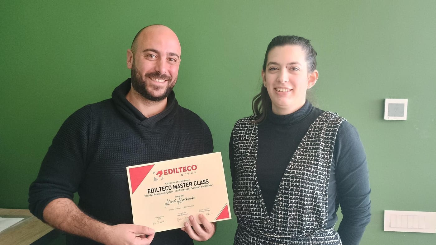 Il team di Edilteco Kuwait con l’attestato Edilteco
